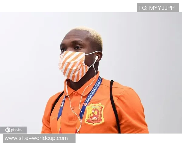 埃弗拉回应舔生鸡肉视频争议称只是想开个玩笑并未真正舔食